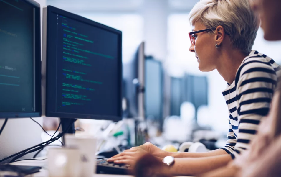 IT software testerka pozerá do kódu na monitore