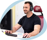 IT tester automatizovaného testovania pracuje za počítačom v kancelárii