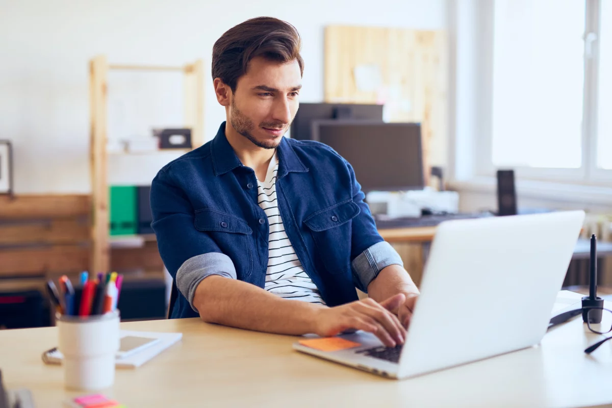 IT software tester junior pracuje na laptope na homeoffice