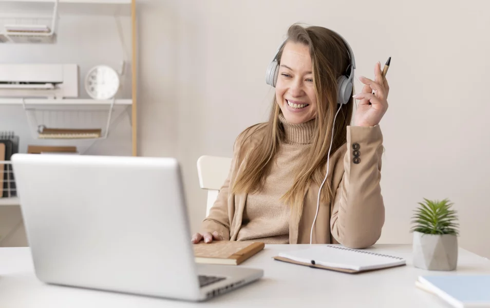 IT testerka je na online mítingu so svojimi kolegami