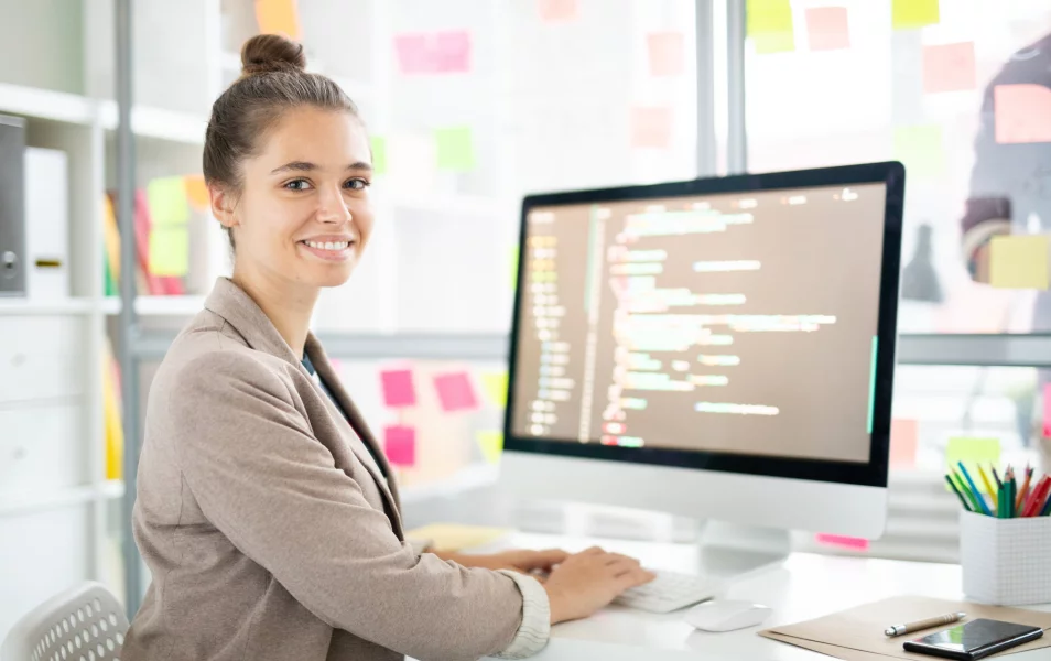 IT testerka si skúša zadanie z kurzu