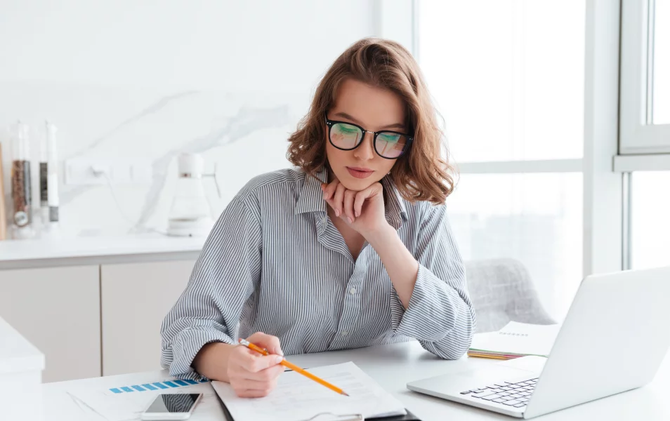 IT testerka si kontroluje svoj zápisník