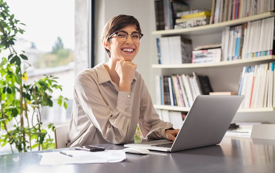 IT testerka sa usmieva na kameru