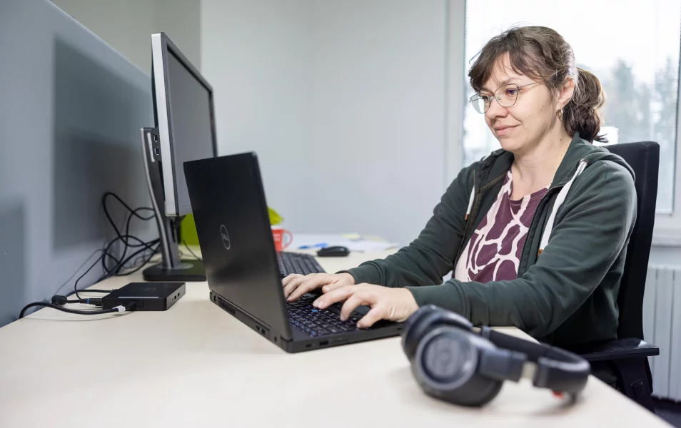 IT Business konzultantka píše na laptope v kancelárii