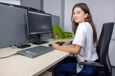 Junior IT tester pri práci