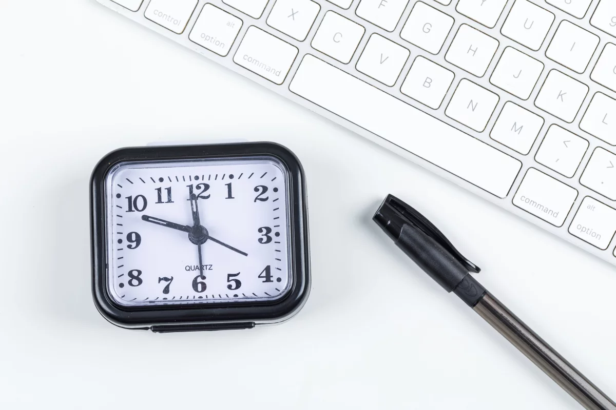 Budíky, pero a klávesnica na stole