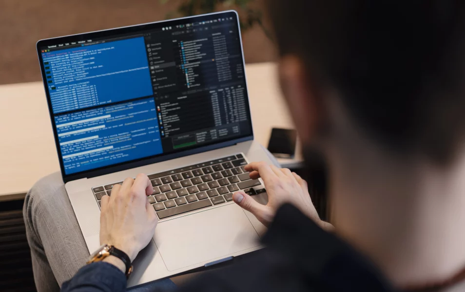 Muž IT tester prezerá zdrojový kód programu