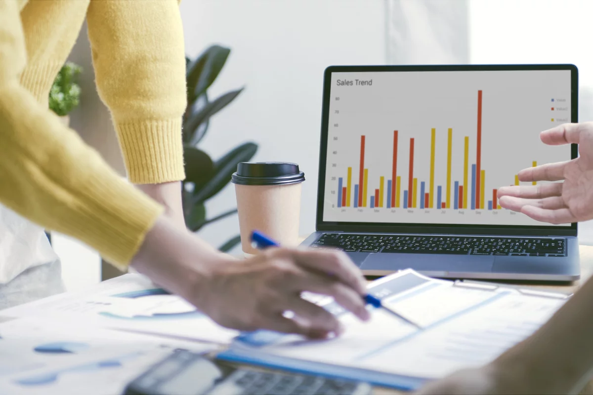 Tým IT testerov analyzuje softvérové požiadavky