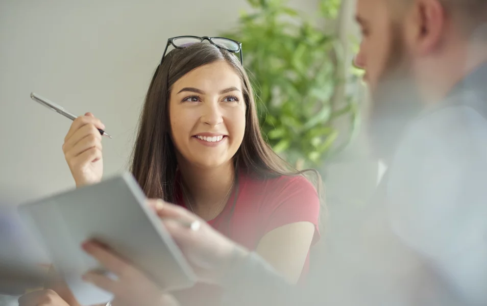 Mladá testerka pozerá na kolegu, ktorý vysvetľuje kedy je vhodné automatizované testovanie