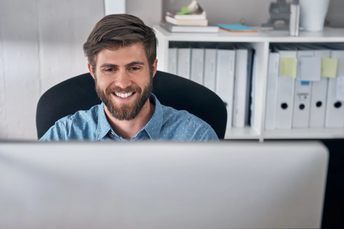 Tester pre automatizované testovanie pozera na monitor počítača 