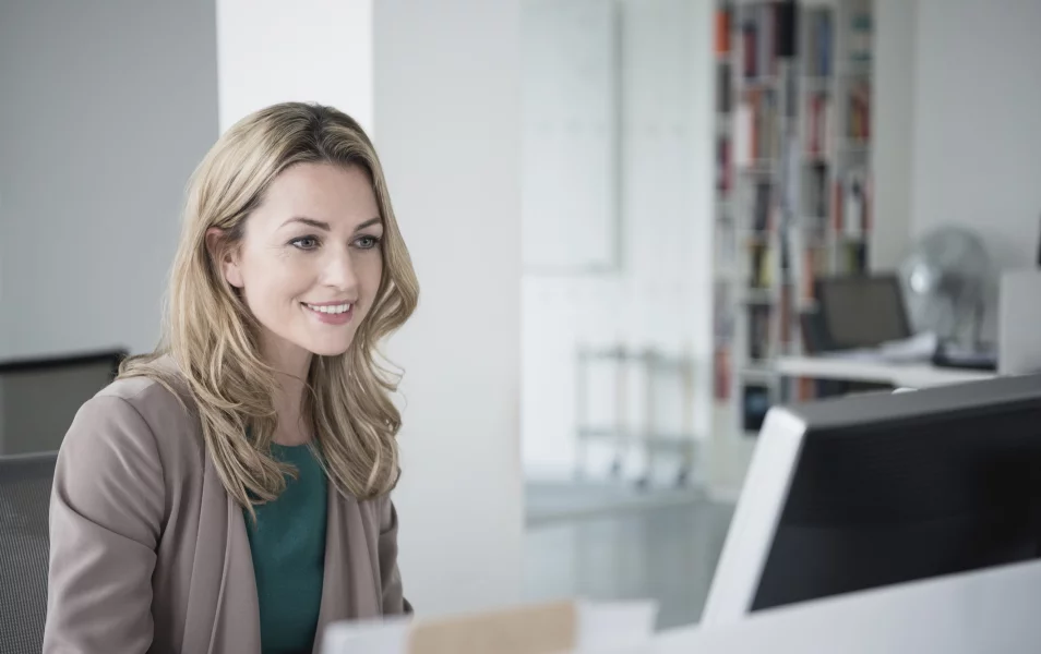 mladá žena blondýna it testerka hľadí do monitora