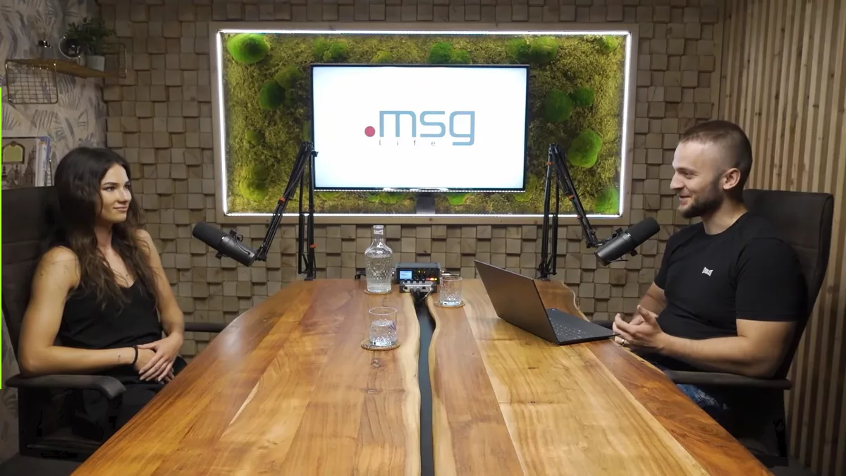 IT testerka Xénia a Michal Hucko sa rozprávajú v štúdiu pri nahrávaní podcastu