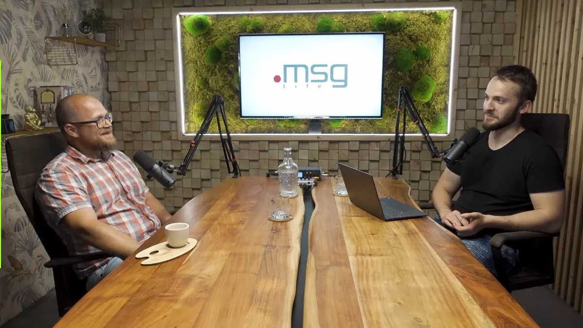 Java programátor Matúš a Michal Hucko sa rozprávajú v štúdiu pri nahrávaní podcastu