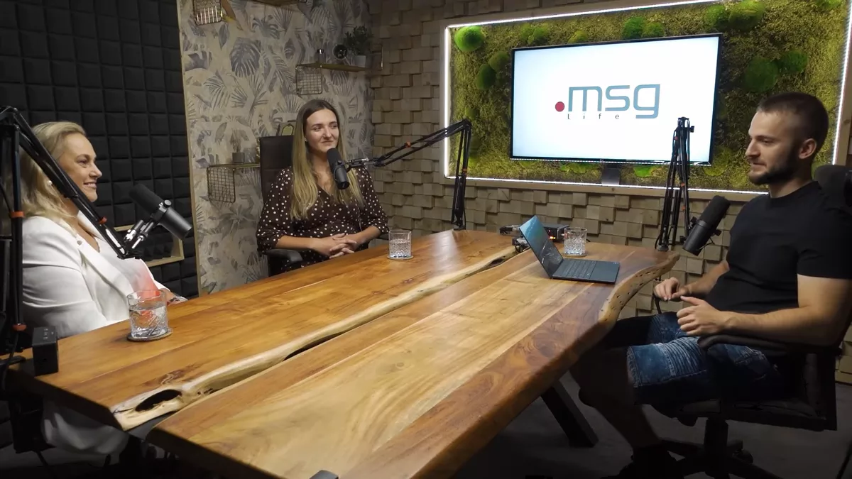 2 HR kolegyne IT a Michal Hucko sa rozprávajú v štúdiu pri nahrávaní podcastu