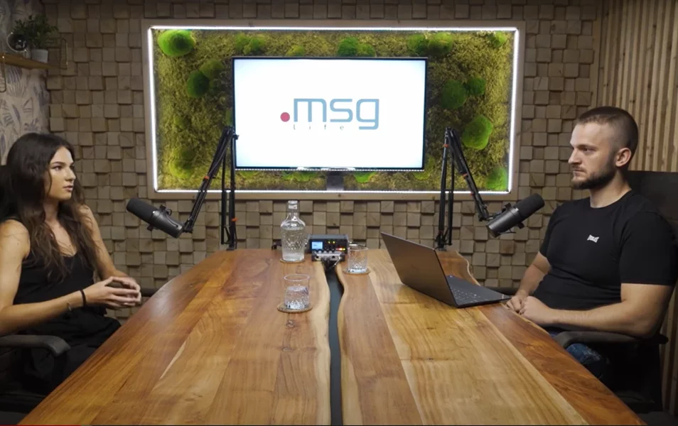 IT testerka Xénia a Michal Hucko sa rozprávajú v štúdiu pri nahrávaní podcastu