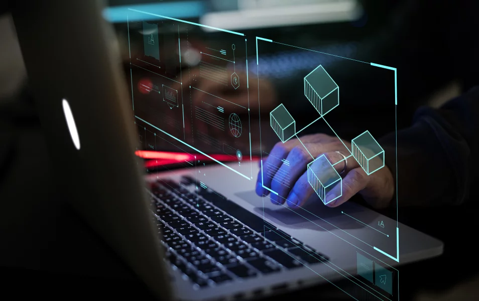 Záber na ruku IT testera, ktorý práve testuje blockchain block