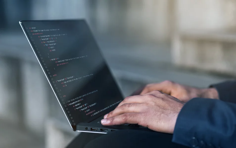 dve ruky píšuce na klávesnici